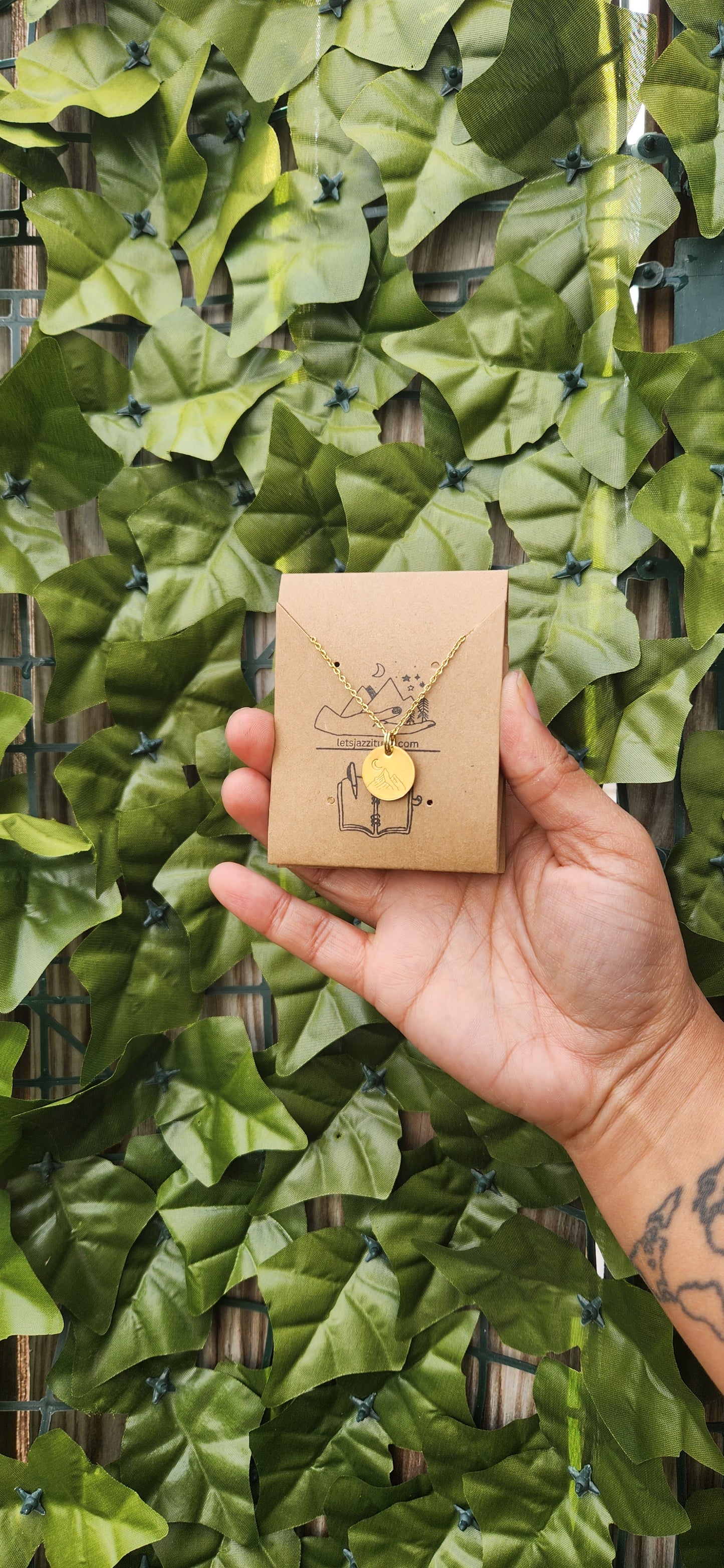 Small mountain round necklace