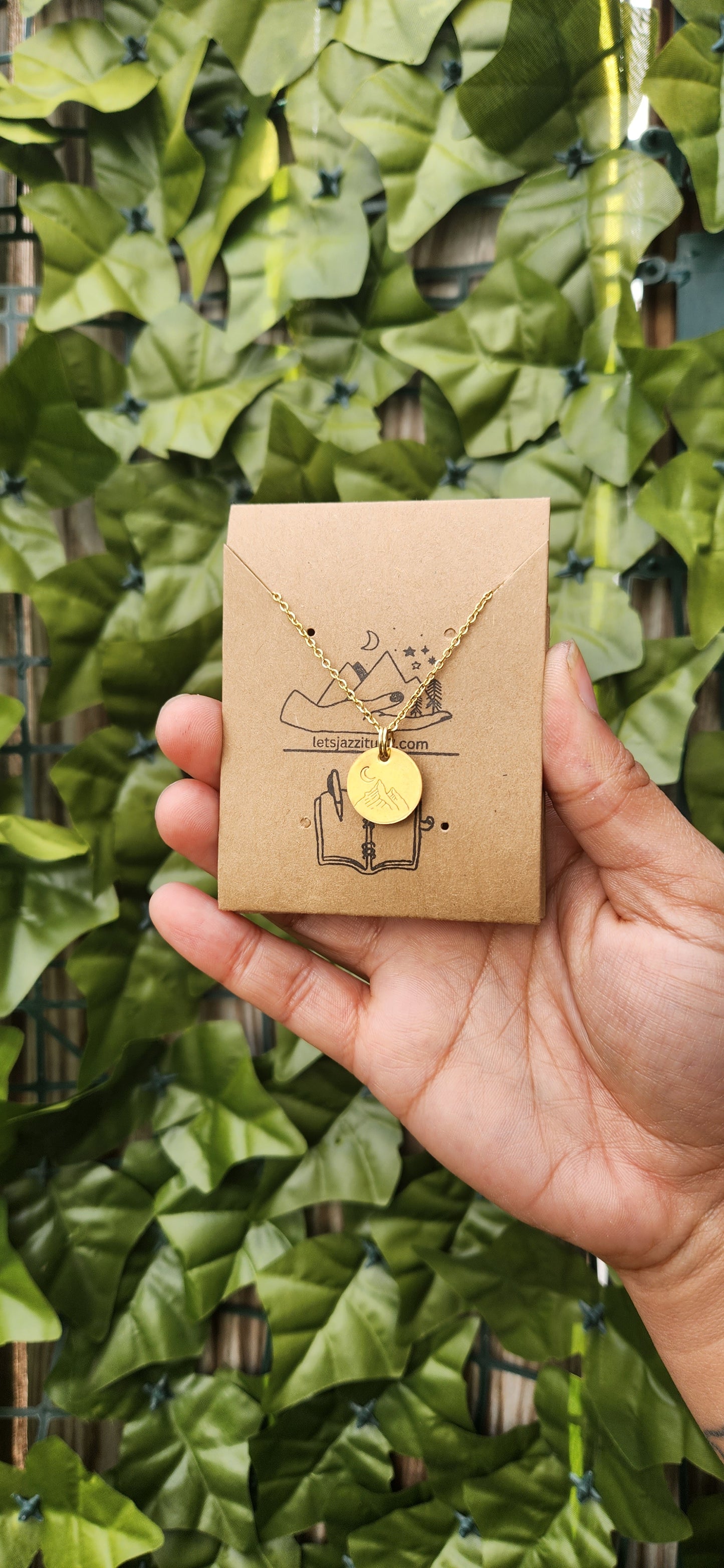 Small mountain round necklace