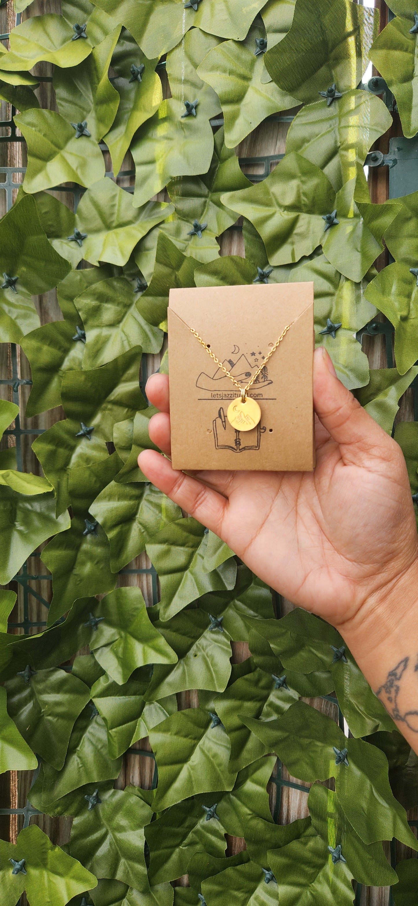 Small mountain round necklace